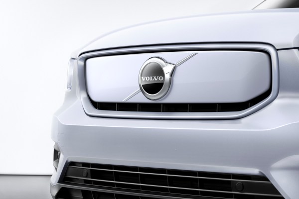 Volvo AB and Daimler Trucks team up in hydrogen fuel cell joint venture